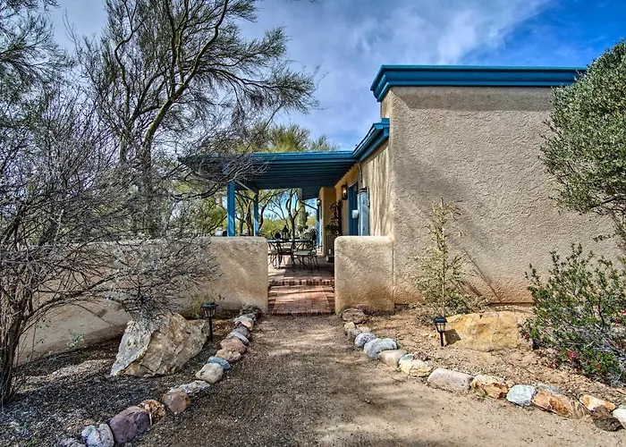 Sunny W/ Patios On 5 Acres!